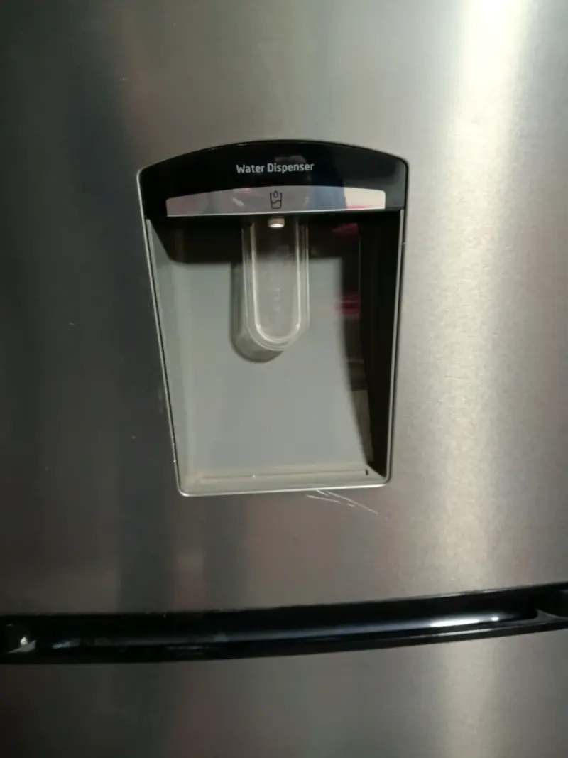 Refrigerador Midea con dispensador de agua - 3