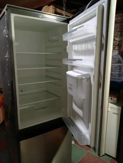Refrigerador Midea con dispensador de agua - miniatura 4