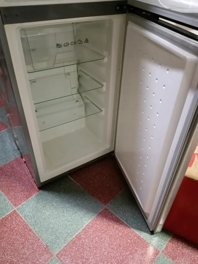 Refrigerador Midea con dispensador de agua - 6