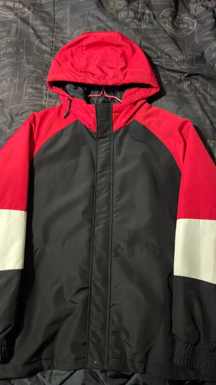 Parka con capucha roja y negra talla XL - 1