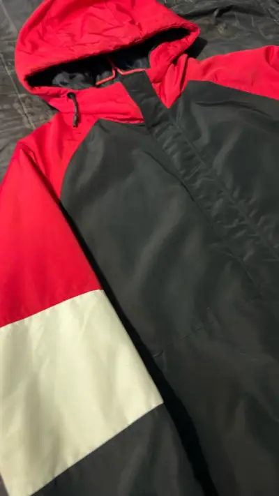 Parka con capucha roja y negra talla XL - miniatura 2