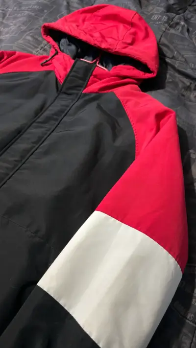 Parka con capucha roja y negra talla XL - miniatura 3