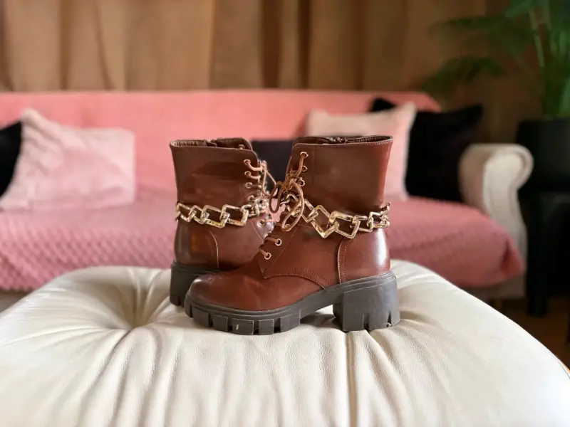 Botines de cuero marrón con cadena decorativa