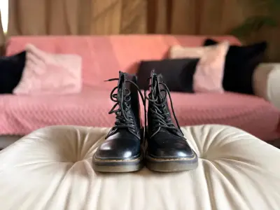 Botas negras de cuero estilo militar - miniatura 2
