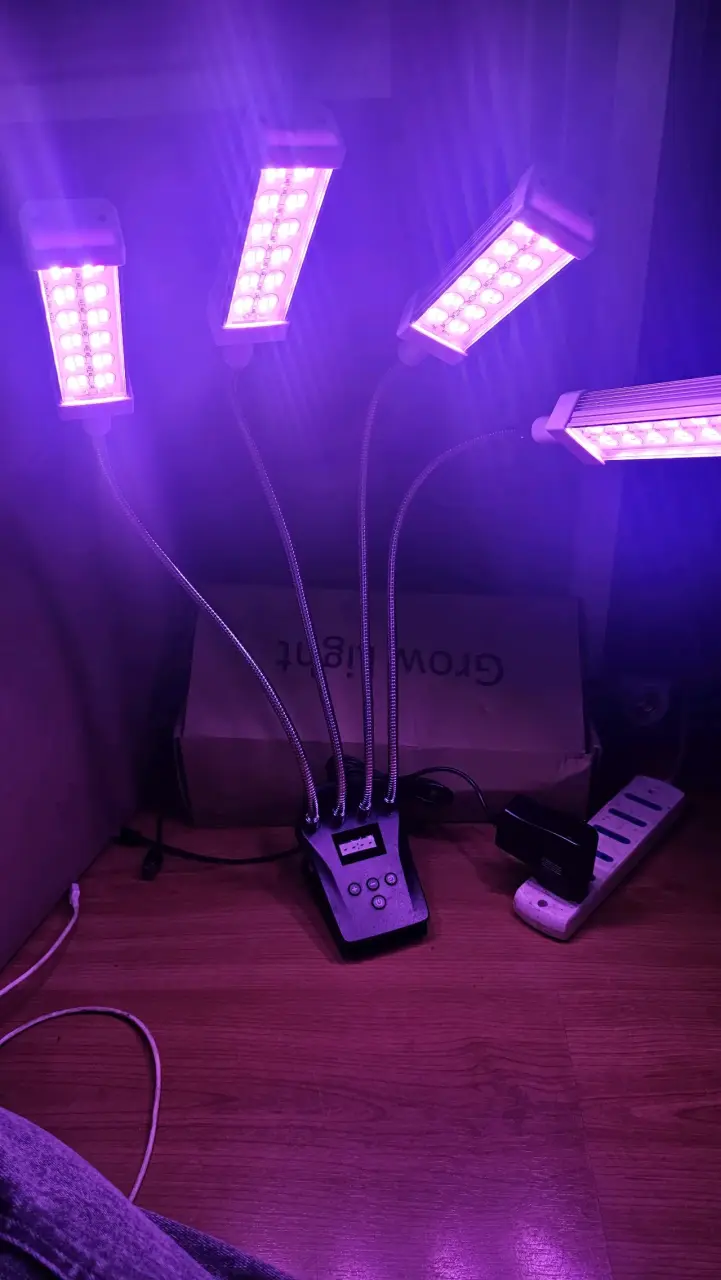 Lámpara LED de Cultivo con Cuatro Brazos Ajustable