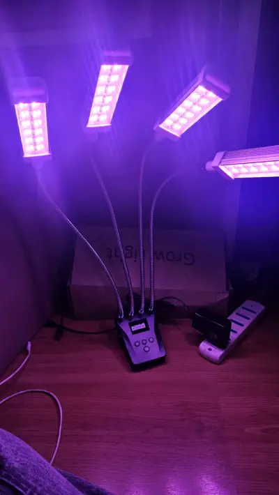 Lámpara LED de Cultivo con Cuatro Brazos Ajustable - miniatura 1