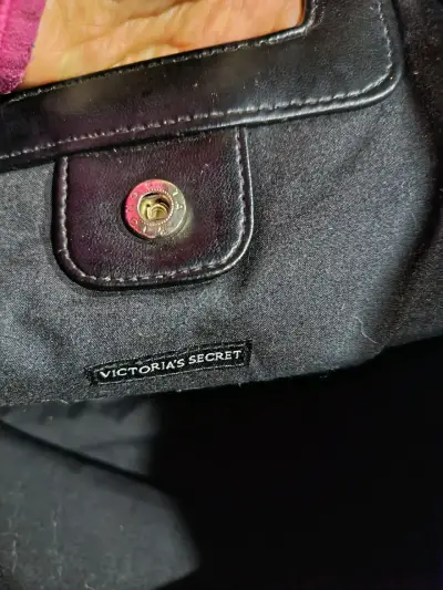 Bolso negro con diseño de puntos Victoria's Secret - miniatura 2