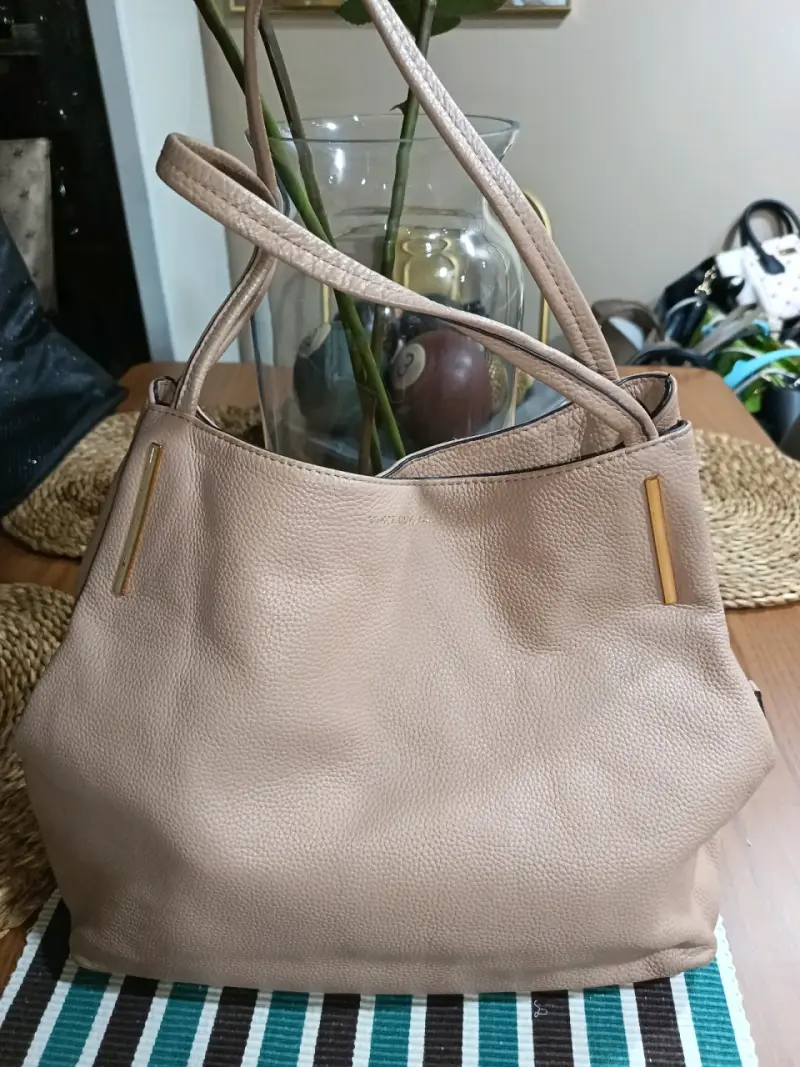 Cartera 100% cuero vince camuto modelo hobo - 2