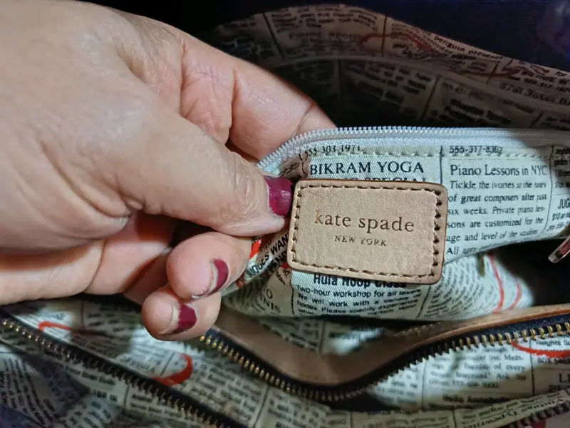 Bolso de mano Kate Spade negro con asas beige - 5