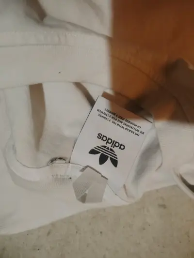 Polera Adidas blanca con diseño gráfico - miniatura 1