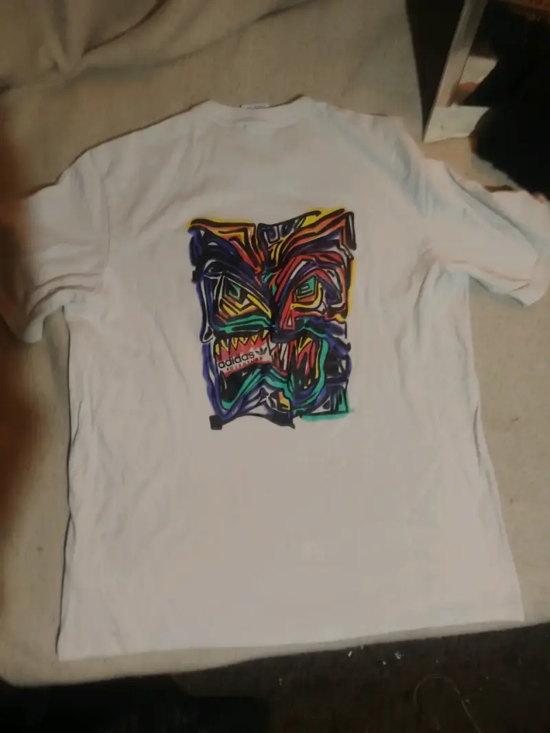 Polera Adidas blanca con diseño gráfico - 4