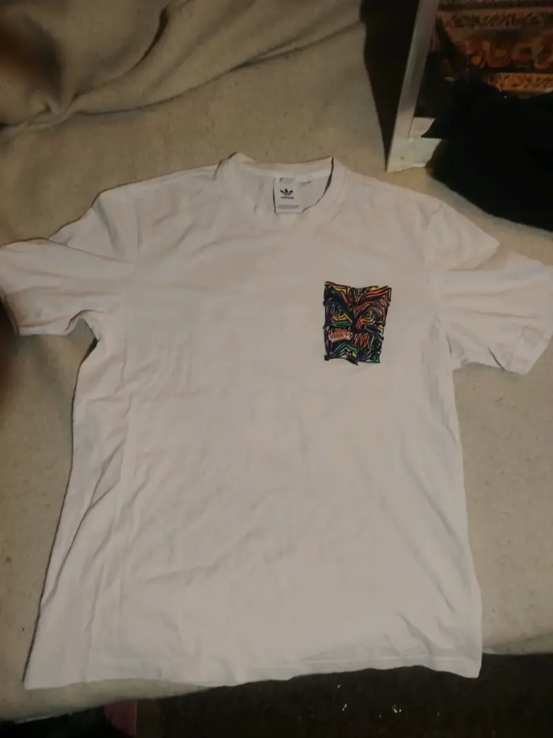 Polera Adidas blanca con diseño gráfico - 5