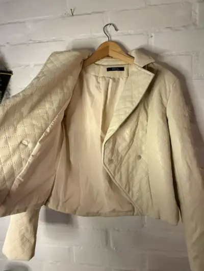 Chaqueta acolchada beige para mujer - miniatura 3