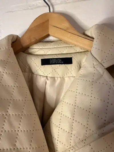Chaqueta acolchada beige para mujer - miniatura 5