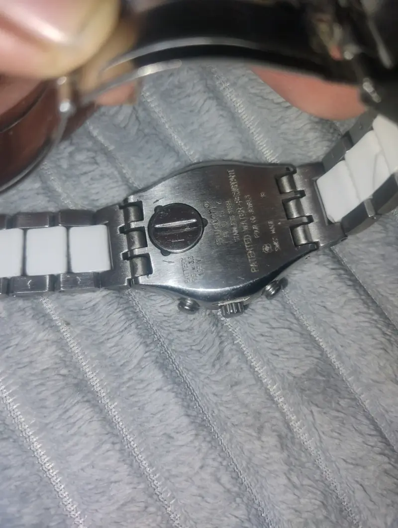 Reloj Swatch Blanco y Plateado con Cronógrafo - 3