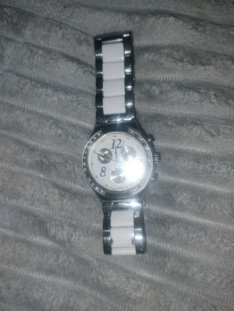 Reloj Swatch Blanco y Plateado con Cronógrafo - 4