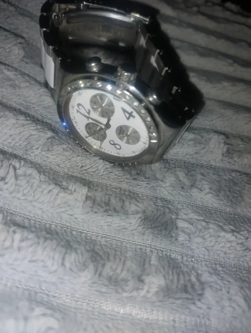 Reloj Swatch Blanco y Plateado con Cronógrafo - 5
