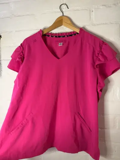 Top clínico fucsia con volantes para mujer - miniatura 1