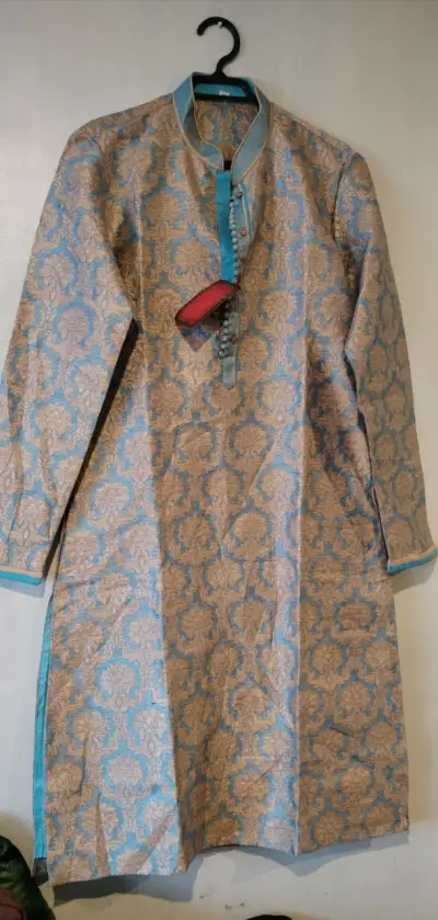 Kurta tradicional con diseño floral dorado y azul - miniatura 1