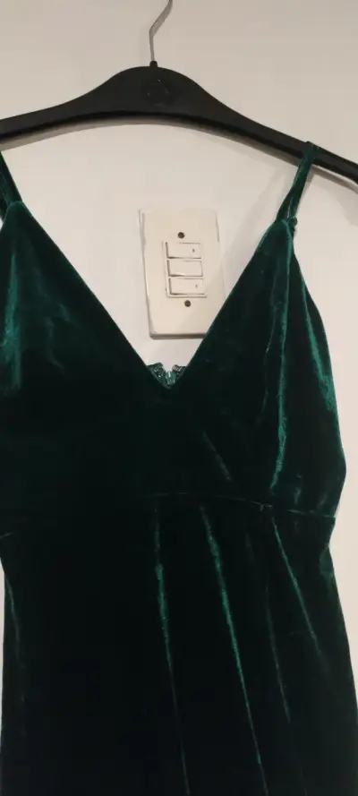 Vestido largo verde esmeralda con tirantes - miniatura 4
