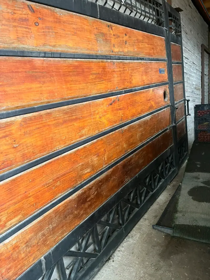 Portón de madera y metal para entrada - 1