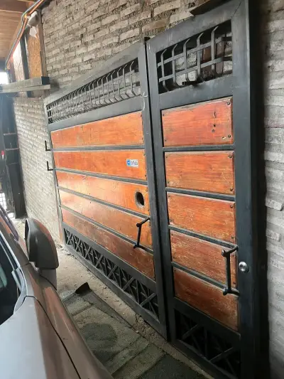 Portón de madera y metal para entrada - miniatura 4