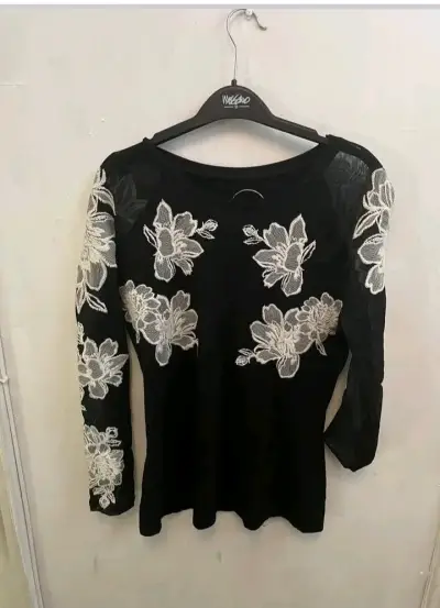 Polera negra con encaje floral blanco - miniatura 1