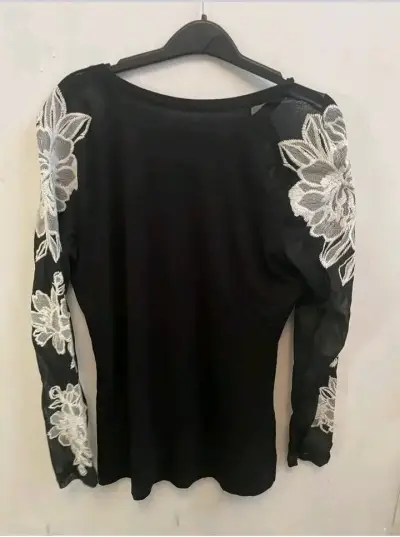 Polera negra con encaje floral blanco - miniatura 2