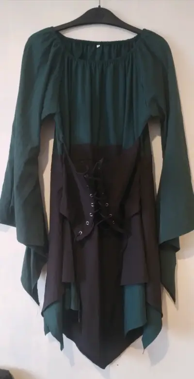 Vestido medieval verde con corsé negro - miniatura 2