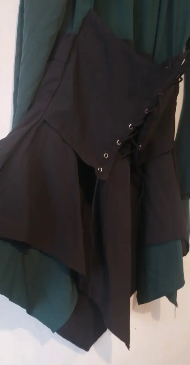 Vestido medieval verde con corsé negro - 3