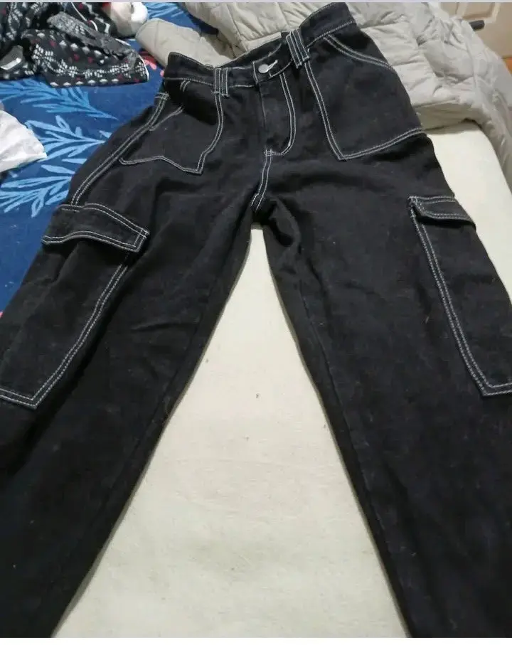 Pantalones cargo negros con bolsillos - 1
