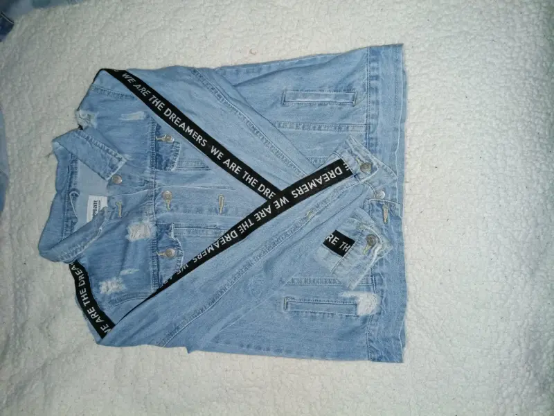 Chaqueta de mezclilla Opposite con diseño desgastado
