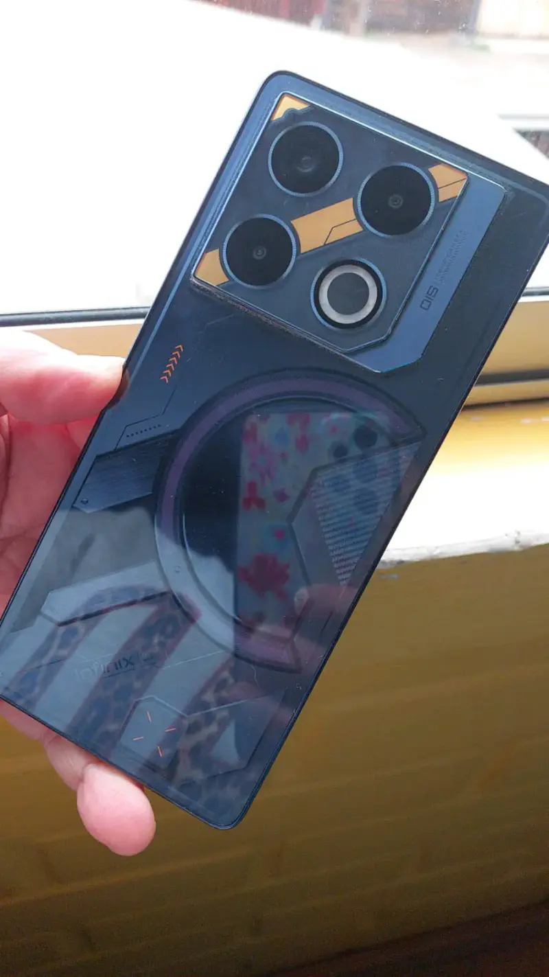 Smartphone GT20 Pro con diseño futurista - 2