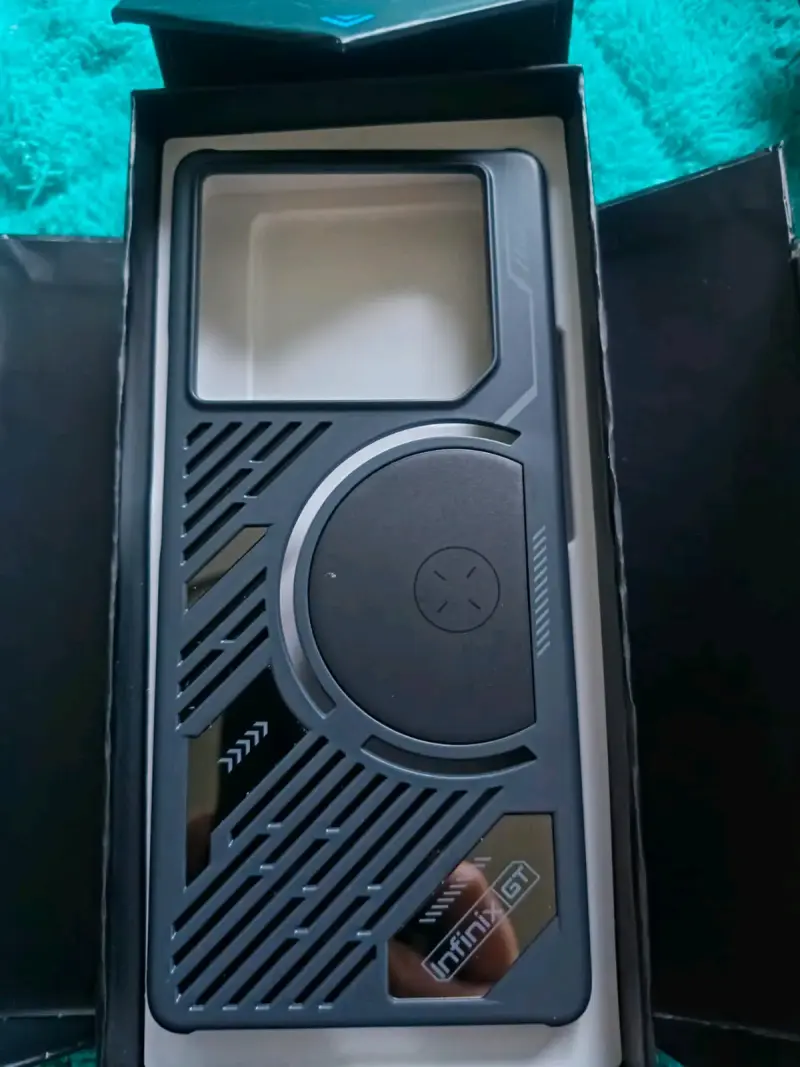 Smartphone GT20 Pro con diseño futurista - 3