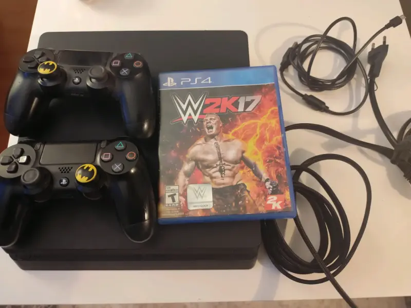 Consola PS4 con dos controles y juego WWE 2K17 - 1