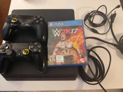 Consola PS4 con dos controles y juego WWE 2K17 - miniatura 1