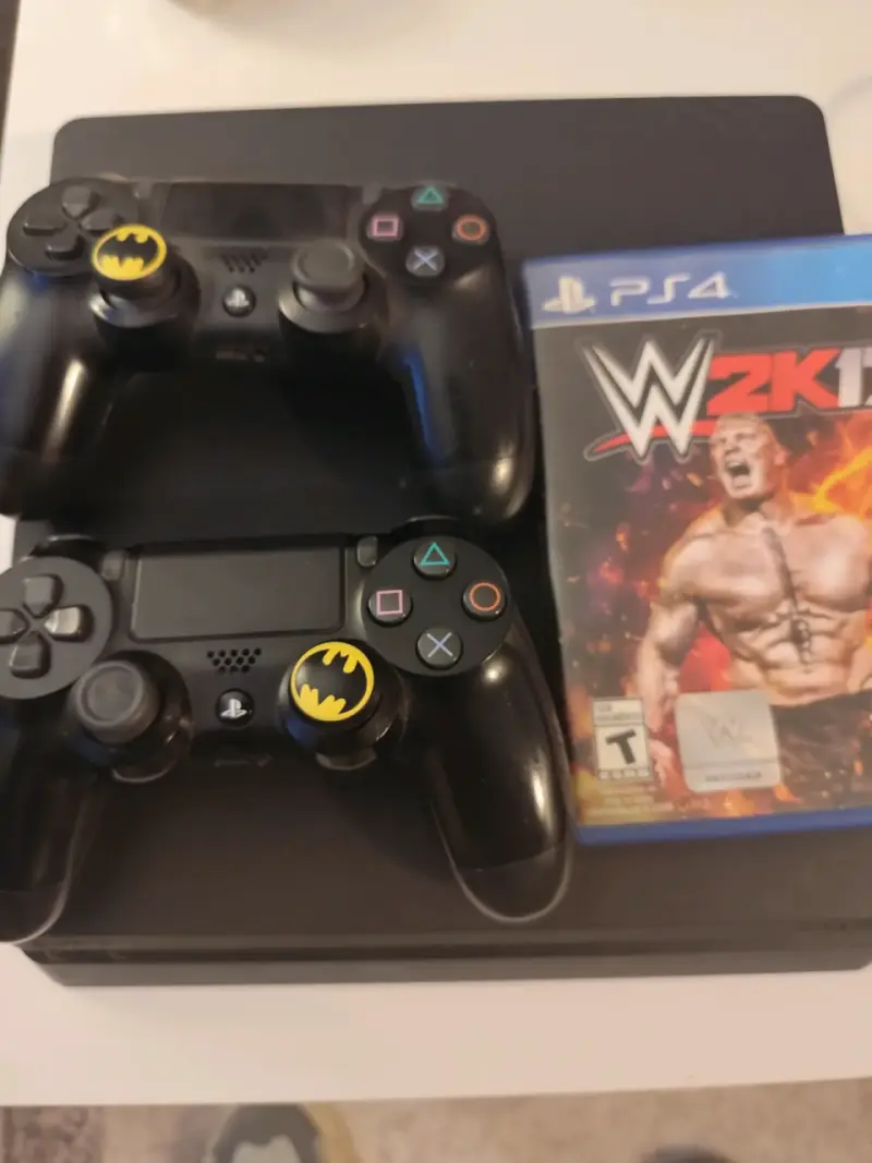 Consola PS4 con dos controles y juego WWE 2K17 - 2