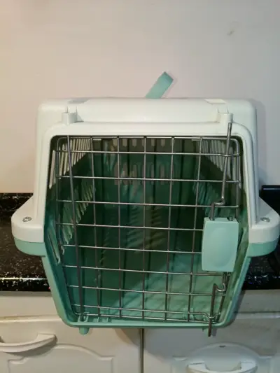 Transportadora de mascotas mediana verde y blanca - miniatura 1