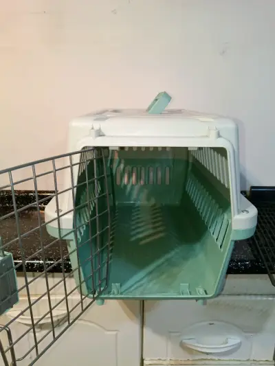 Transportadora de mascotas mediana verde y blanca - miniatura 2