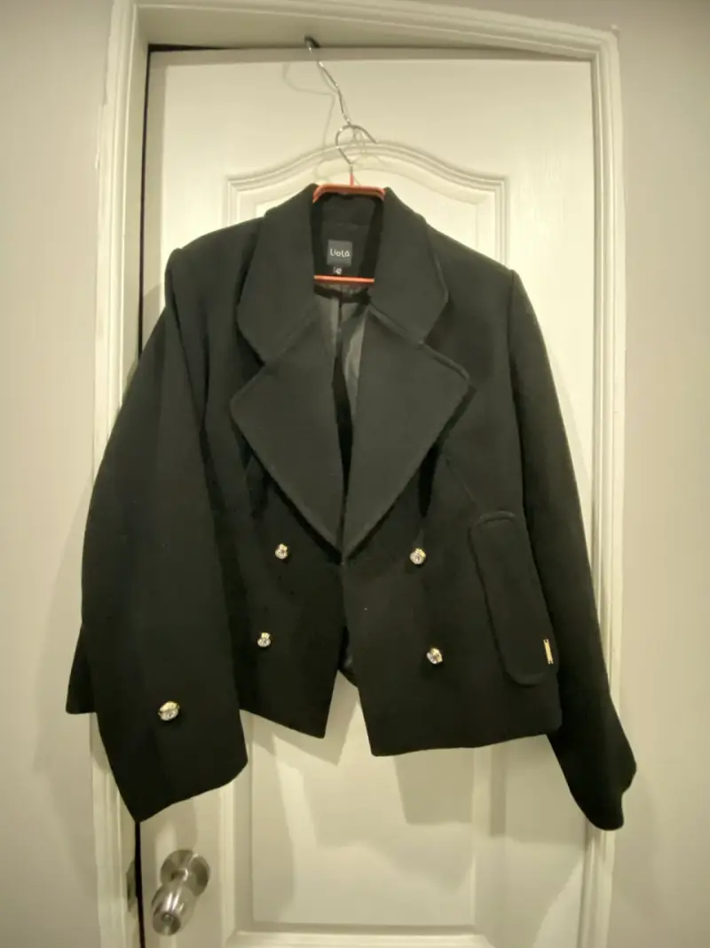 Chaqueta negra de mujer Liolà con botones dorados - 1