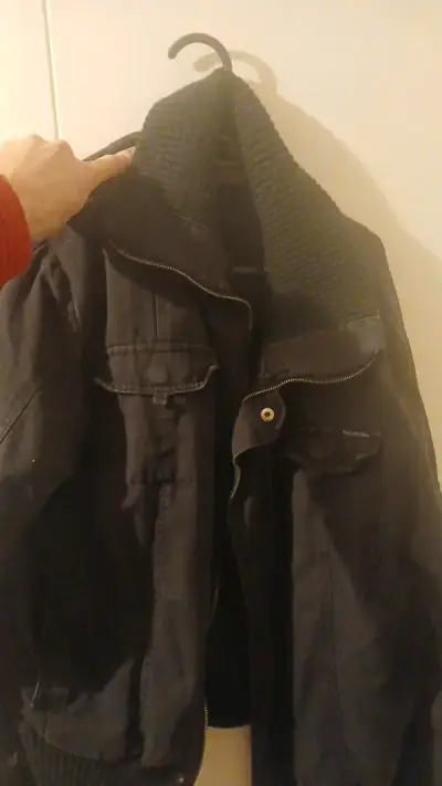 Chaqueta negra con cuello de punto - miniatura 1