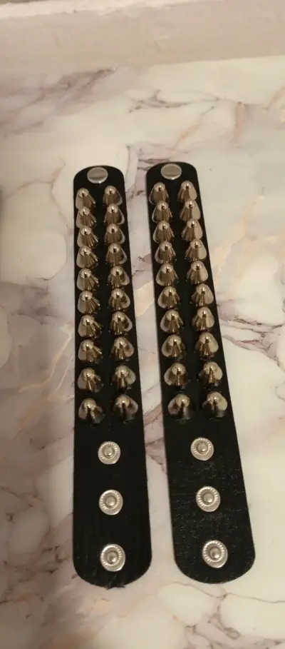 Muñequeras de cuero vegano con tachas metálicas - miniatura 1