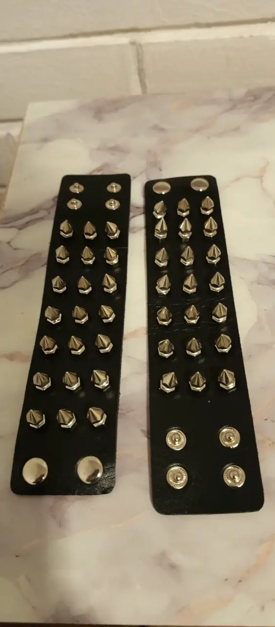 Muñequeras de cuero vegano con tachas metálicas - 2