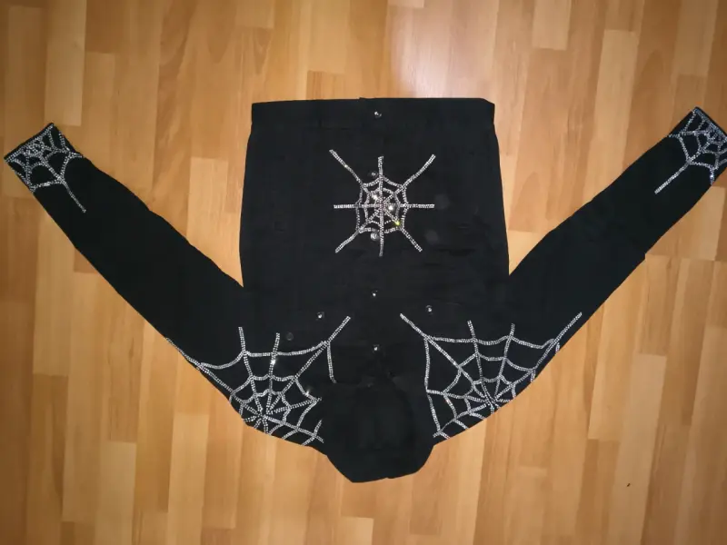 Chaqueta negra con diseño de telaraña - 1