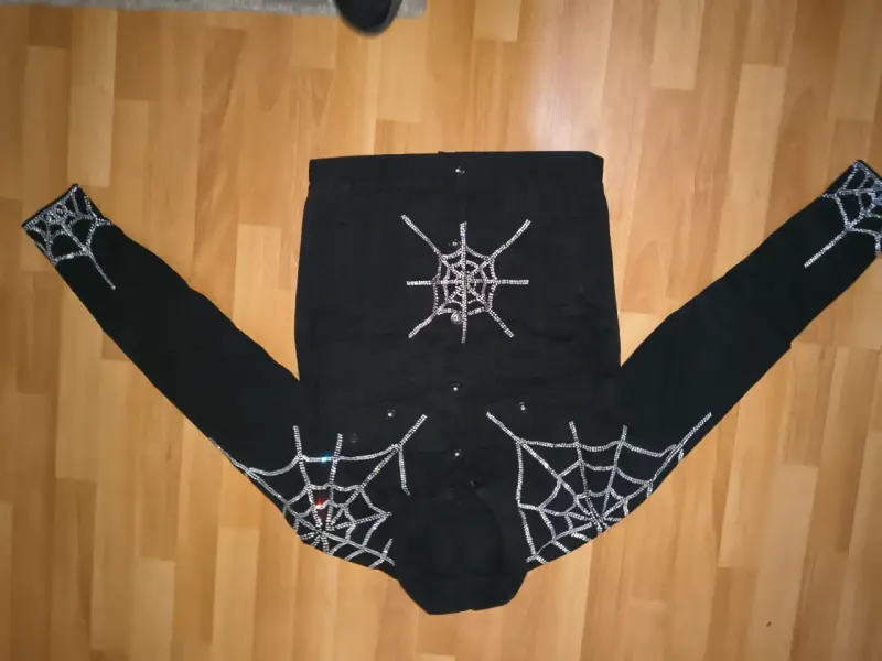 Chaqueta negra con diseño de telaraña - 2