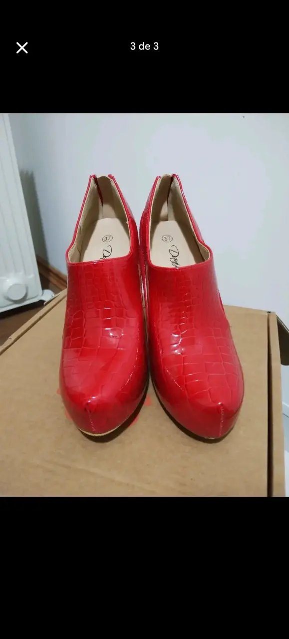 Zapatos de tacón rojos con textura de cocodrilo - 1
