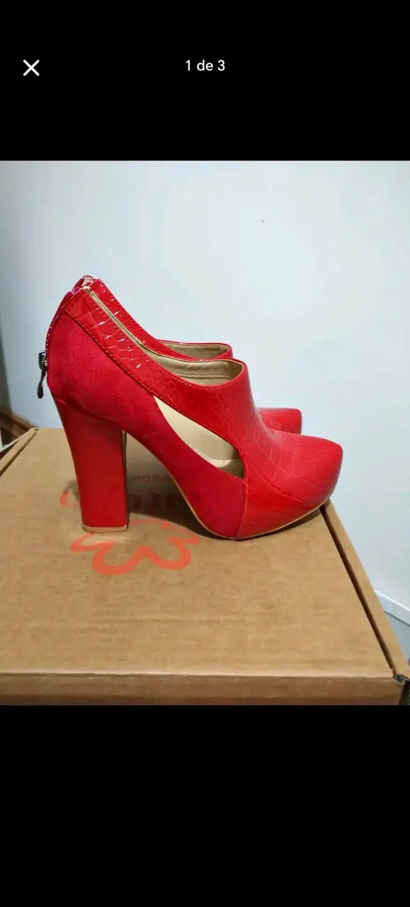 Zapatos de tacón rojos con textura de cocodrilo - 2