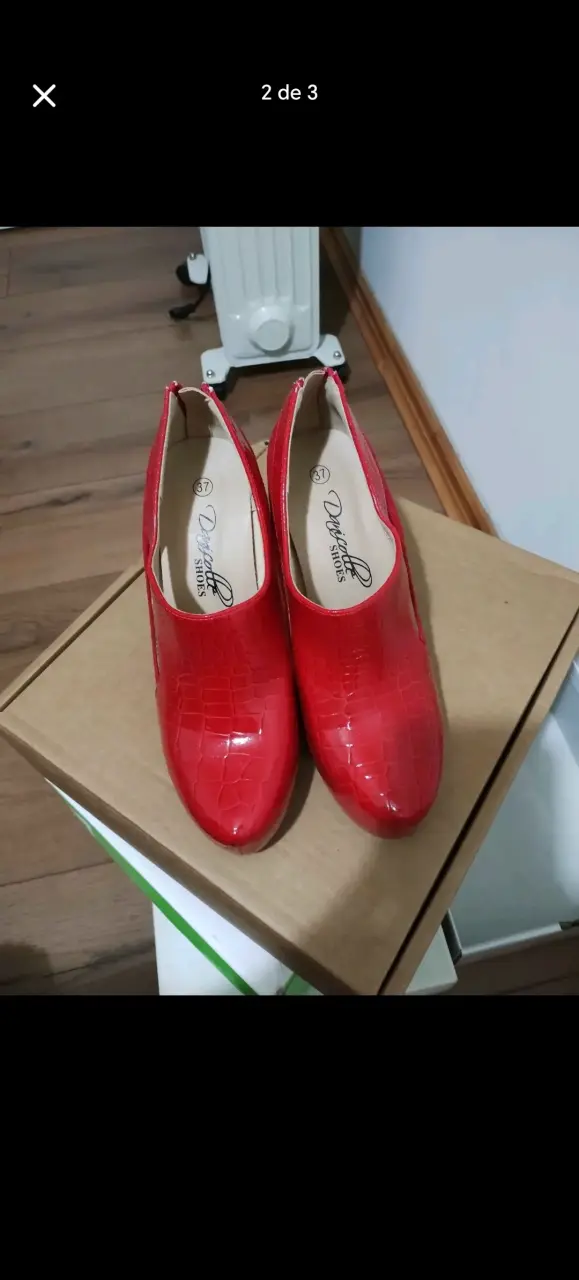 Zapatos de tacón rojos con textura de cocodrilo - 3