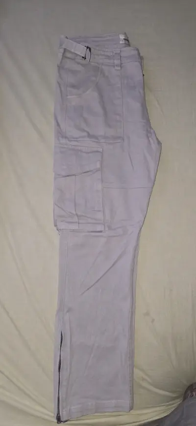 Pantalones cargo grises con bolsillos - miniatura 1