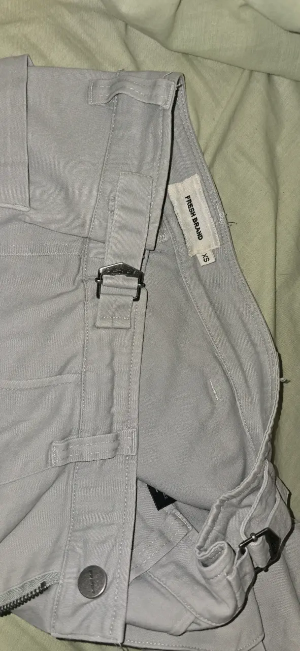 Pantalones cargo grises con bolsillos - 4
